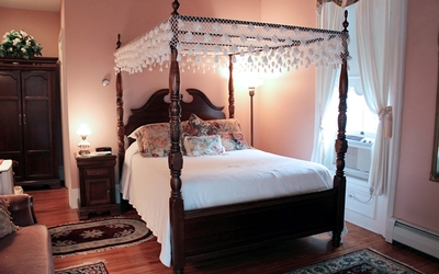 Victorian Queen Canopy Rooms